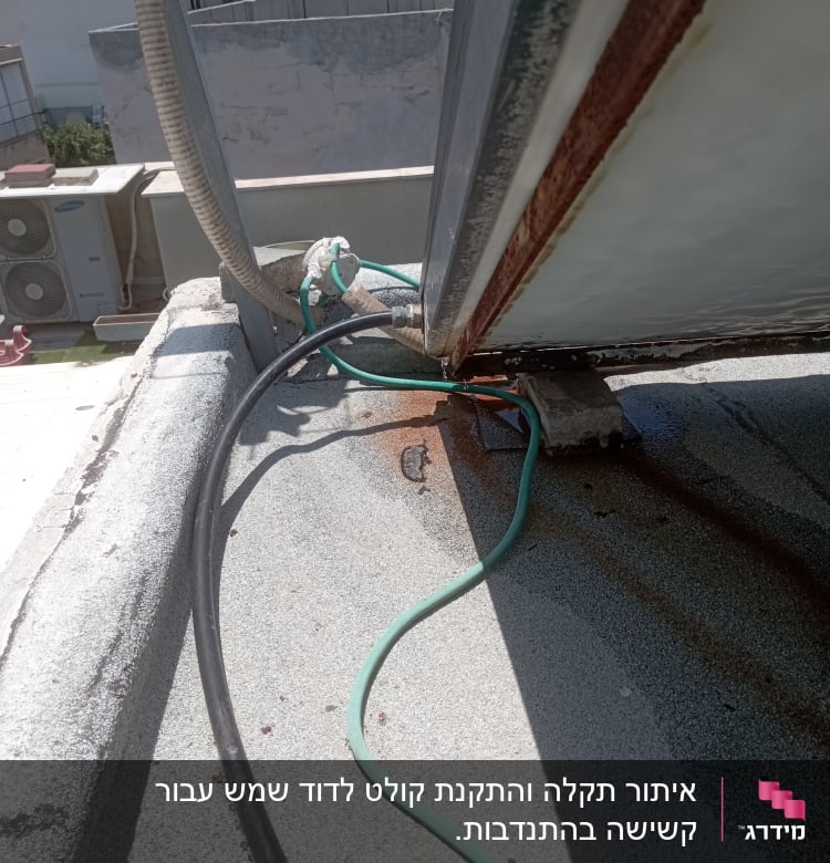 צינורות מחוברים לדוד שמש על גג